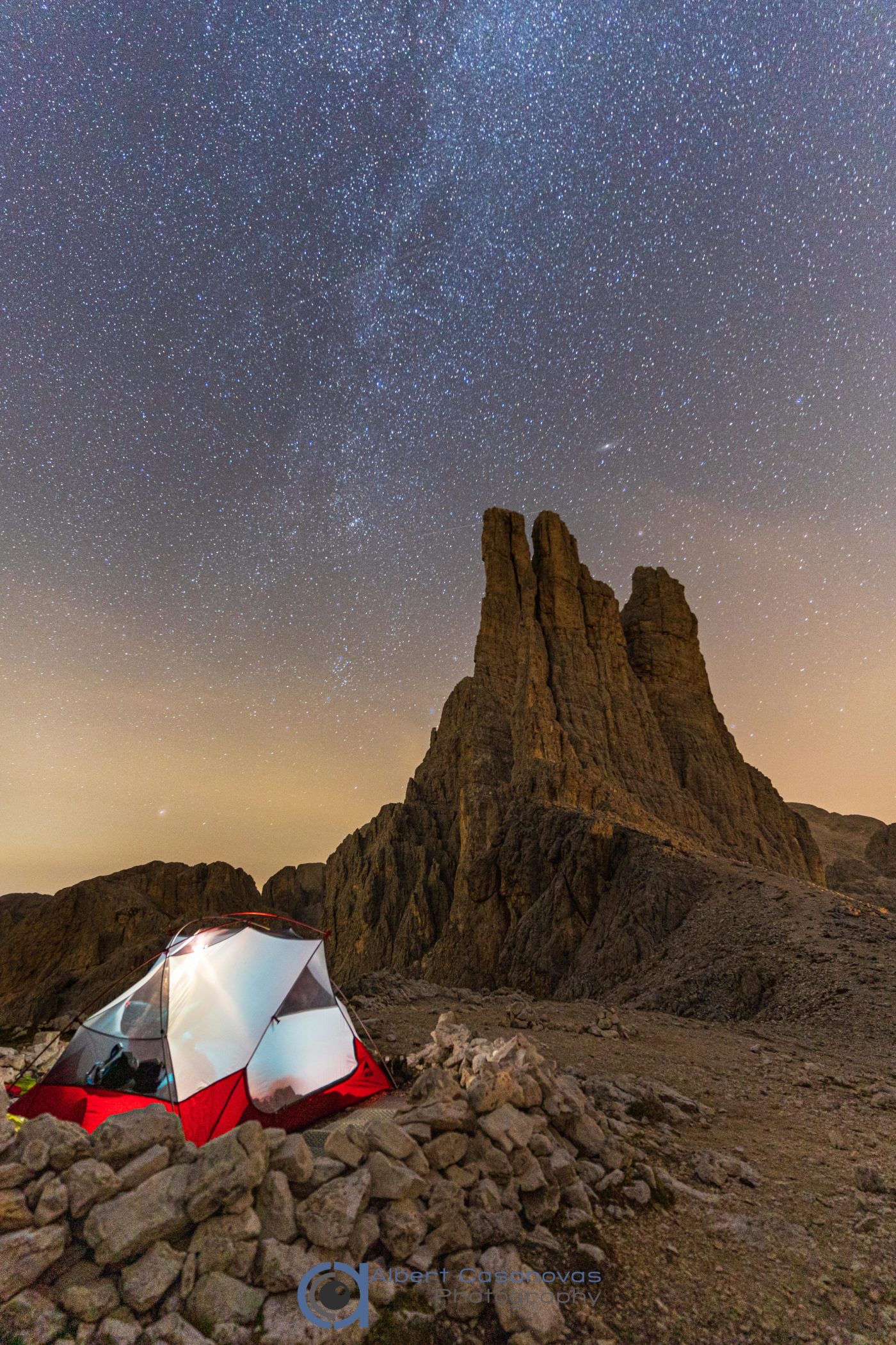 Las Torres del Vajolet son unas espectaculares agujas de piedra que se elevan hacia el cielo con una elegancia y una majestuosidad dignas de un hábil arquitecto de la época gótica. Si hace buen tiempo se ven incluso desde Bolzano, pero lo mejor es sin duda ir a verlas de cerca: el Rifugio Vajolet, el Rifugio Re AlbertoI y el Passo Santner ofrecen una perspectiva privilegiada de esta maravilla de la naturaleza, un icono único y de visita obligada en el corazón del Catinaccio.