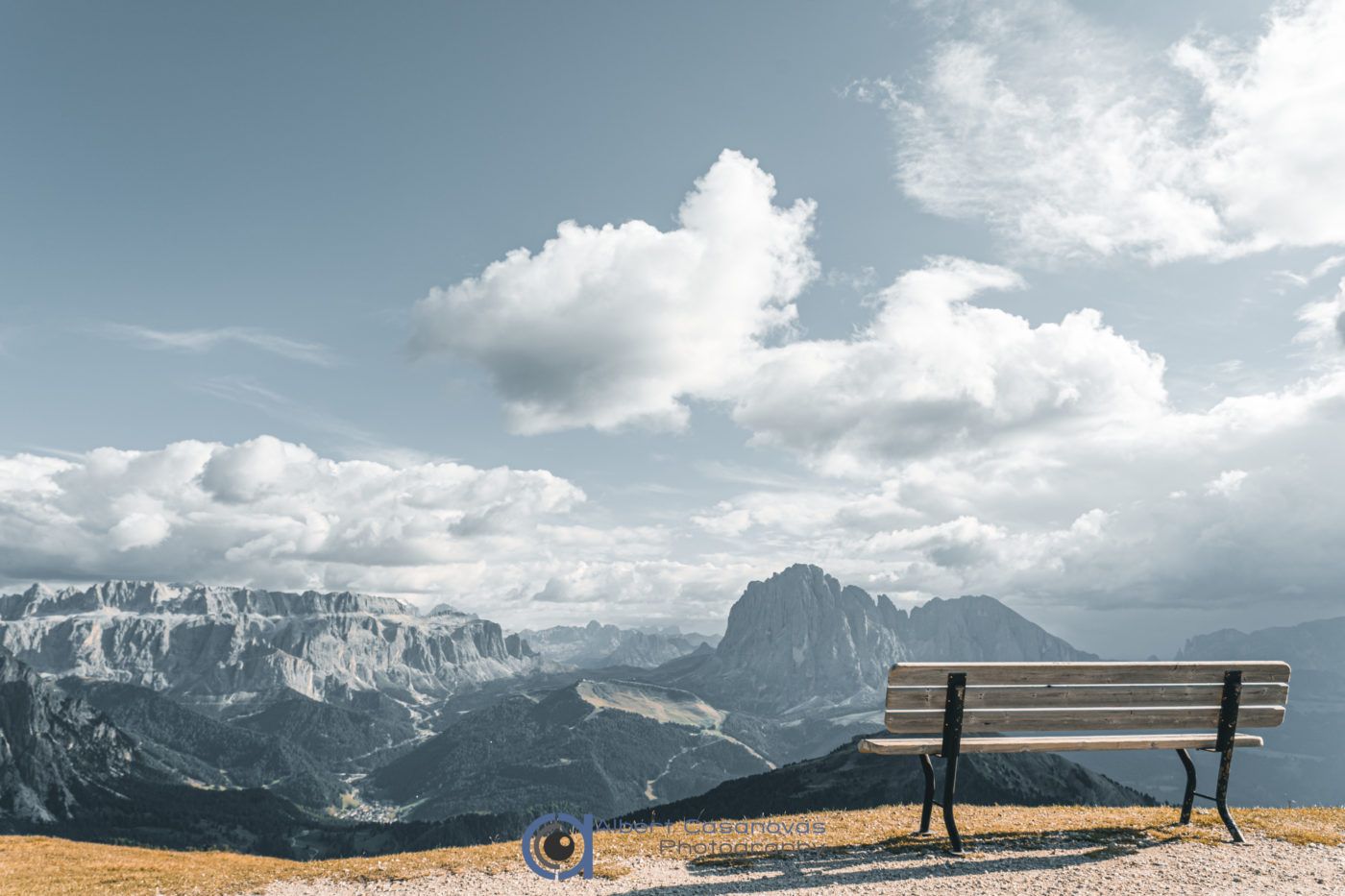 Los Dolomitas están entre los lugares más hermosos del planeta. Uno de los destinos preferidos por los fotógrafos de paisaje de todo el mundo. Pero, incluso en un entorno tan privilegiado, hay categorías. Las vistas sobre los picos del grupo de Odle, o Geisler en alemán, hacen de Seceda uno de los lugares imprescindibles en cualquier viaje por la zona.