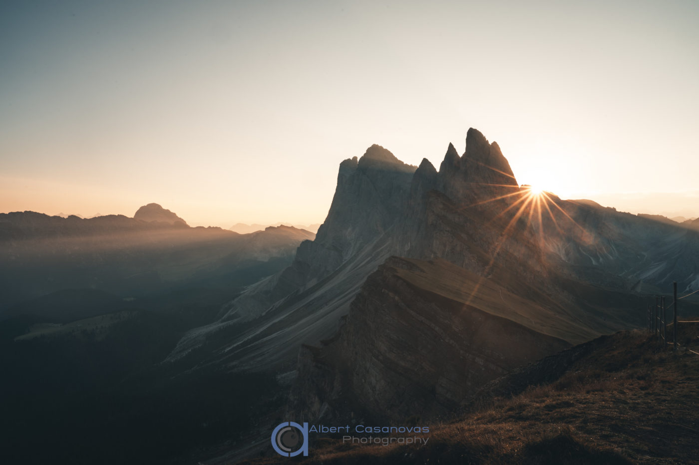 Los Dolomitas están entre los lugares más hermosos del planeta. Uno de los destinos preferidos por los fotógrafos de paisaje de todo el mundo. Pero, incluso en un entorno tan privilegiado, hay categorías. Las vistas sobre los picos del grupo de Odle, o Geisler en alemán, hacen de Seceda uno de los lugares imprescindibles en cualquier viaje por la zona.