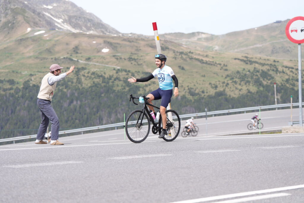 Ciclistes coronant el Port d'Envalira a la 3 Nacions 2026