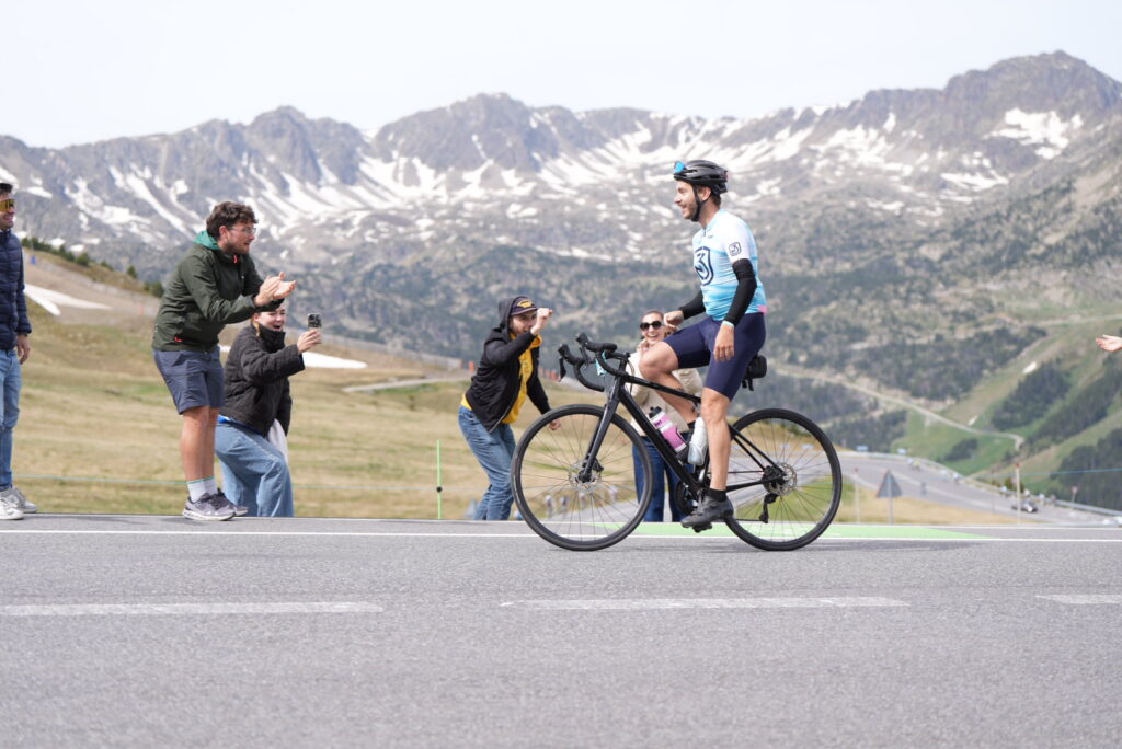 Ciclistes coronant el Port d'Envalira a la 3 Nacions 2026