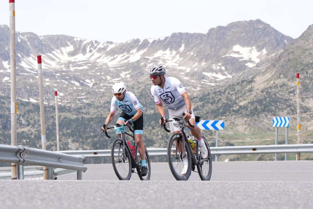 Ciclistes coronant el Port d'Envalira a la 3 Nacions 2026