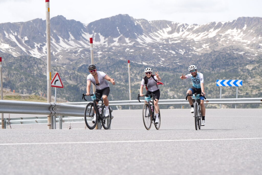 Ciclistes coronant el Port d'Envalira a la 3 Nacions 2026