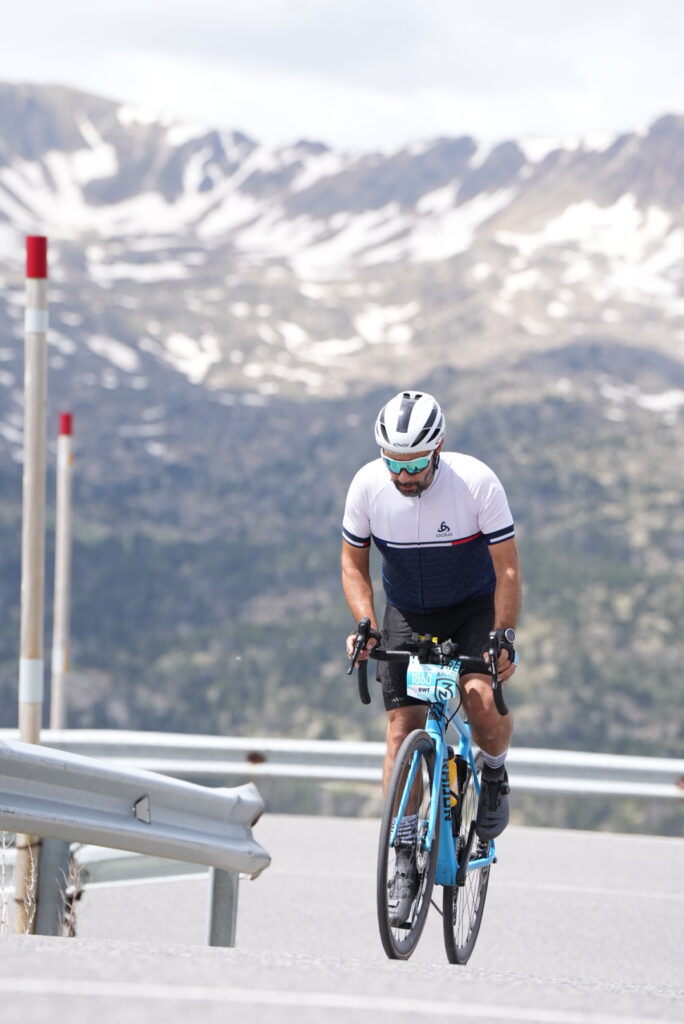 Ciclistes coronant el Port d'Envalira a la 3 Nacions 2026