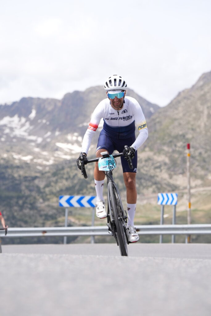 Ciclistes coronant el Port d'Envalira a la 3 Nacions 2026