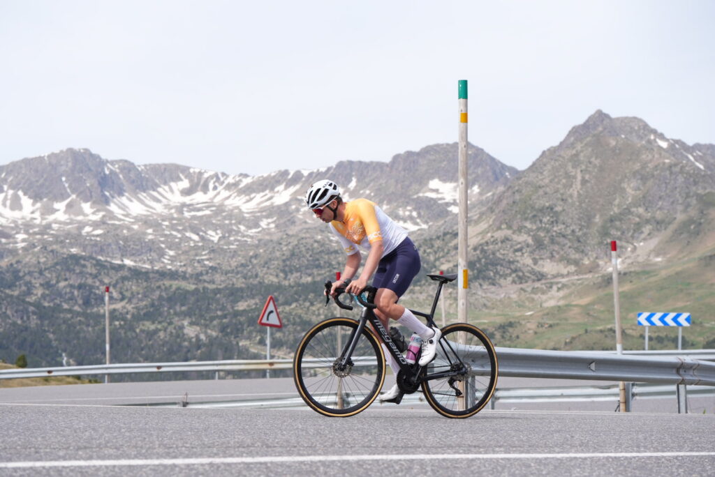 Ciclistes coronant el Port d'Envalira a la 3 Nacions 2026