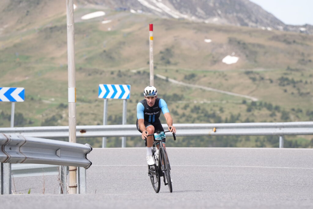 Ciclistes coronant el Port d'Envalira a la 3 Nacions 2026