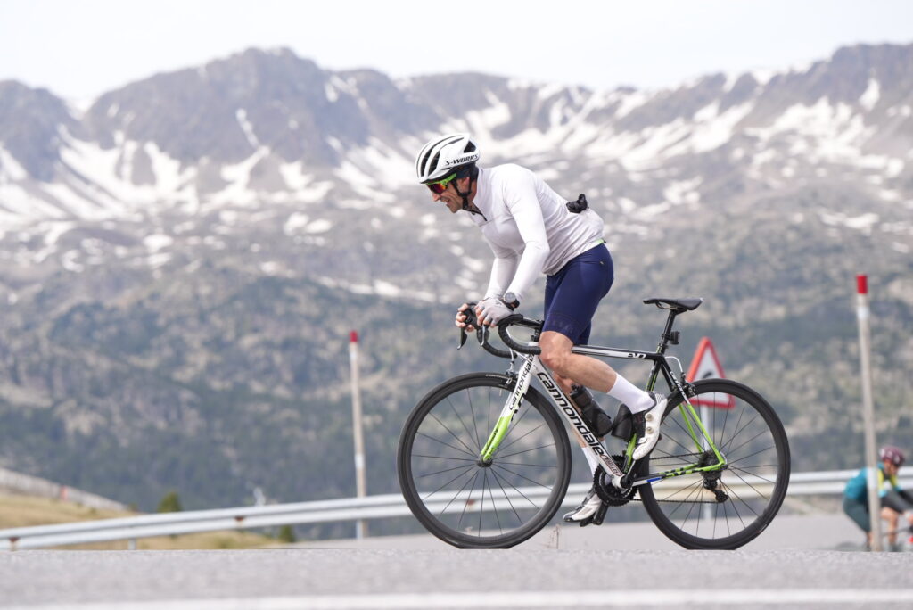Ciclistes coronant el Port d'Envalira a la 3 Nacions 2026